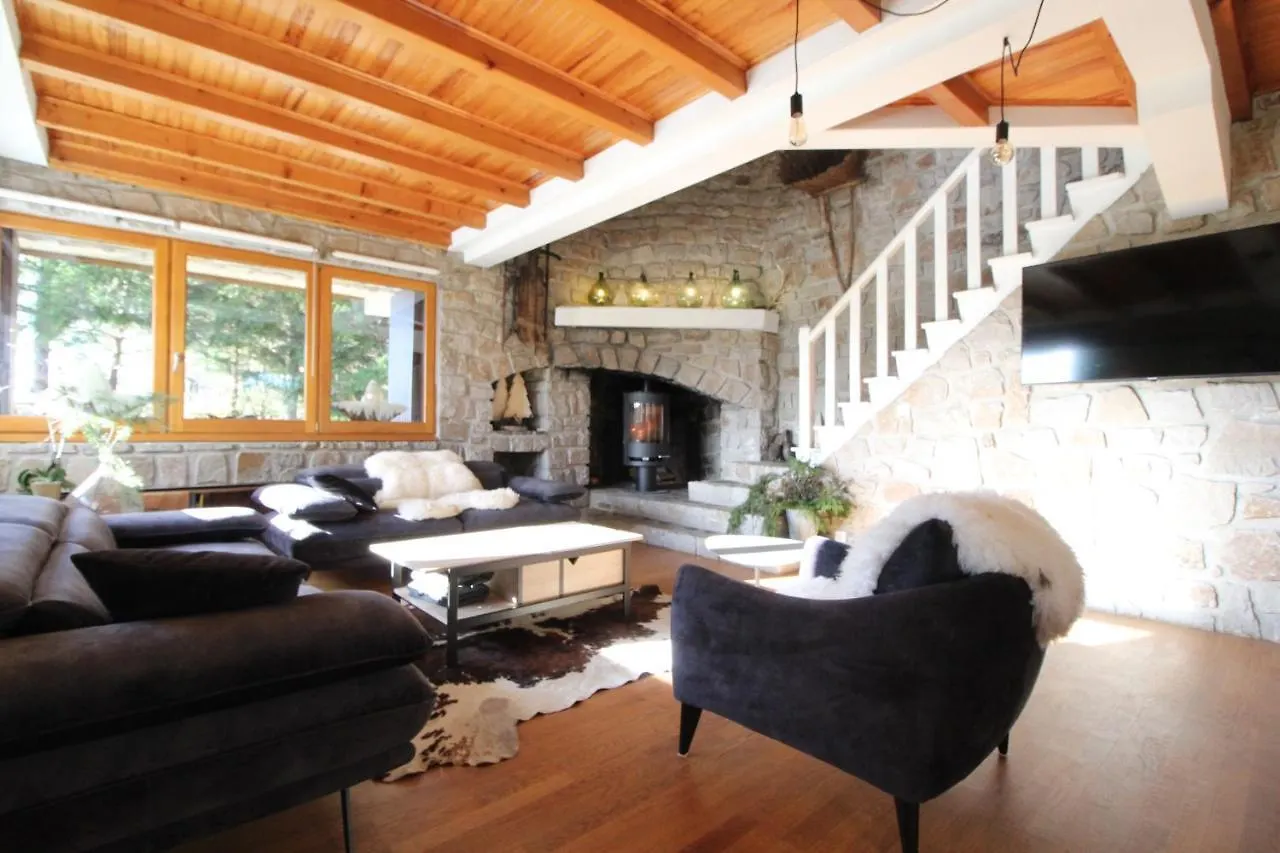 Le Chalet 07 Saint-Agreve 0*,